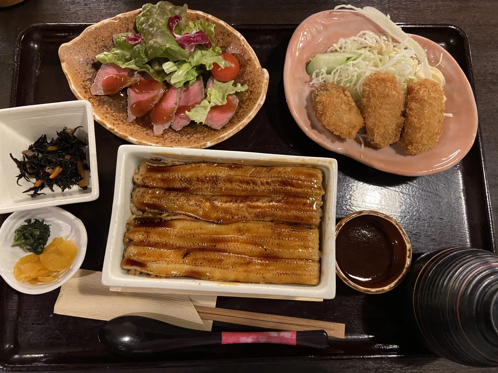 The Aki-no-Kuni Zukushi set at Mametanuki: two whole anago over rice, roast beef with salad, and three large fried oysters
