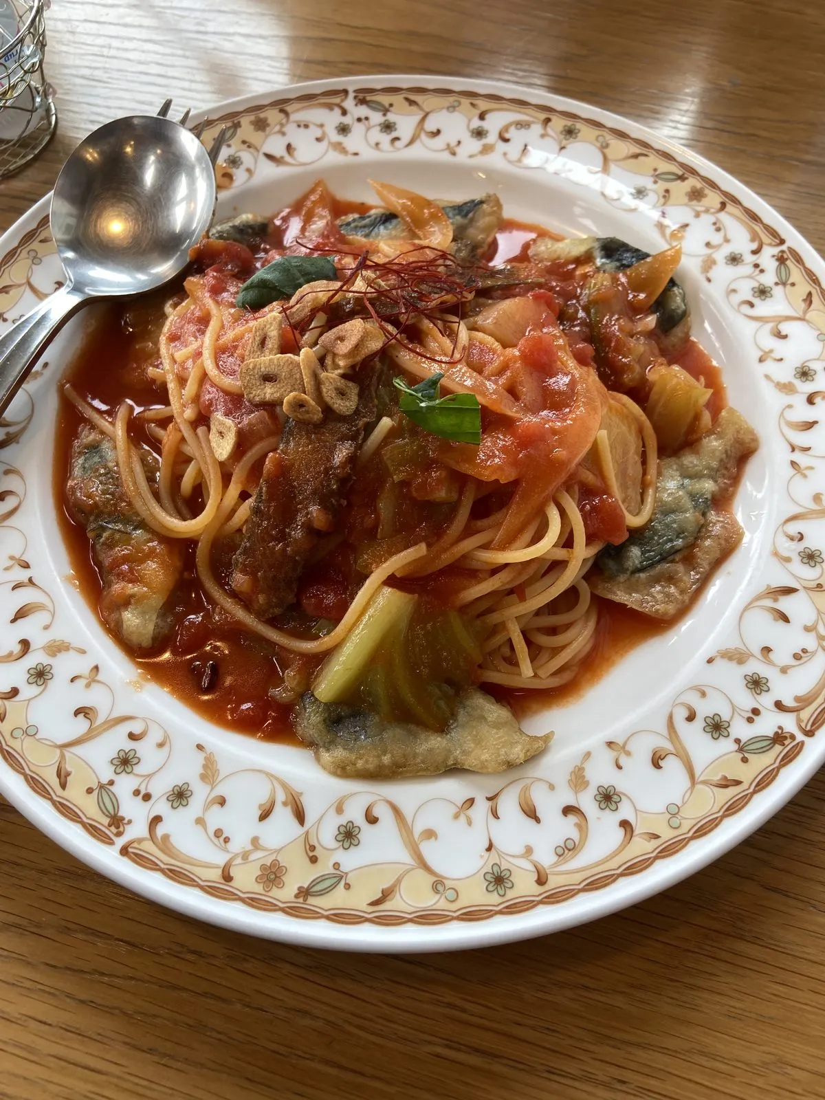 Sardine arrabbiata at Kimigahama Bay House: fried sardines over tomato spaghetti with garlic chips