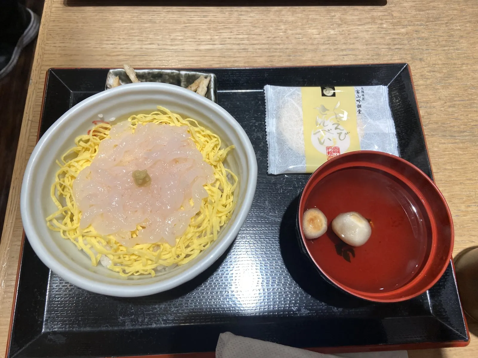 White shrimp sashimi bowl on shredded egg with soup and a white-shrimp cracker
